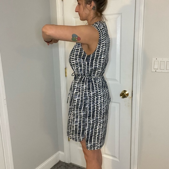 Kate Spade Saturday Sleeveless Dress Navy Blue and White with tie belt - Picture 4 of 11